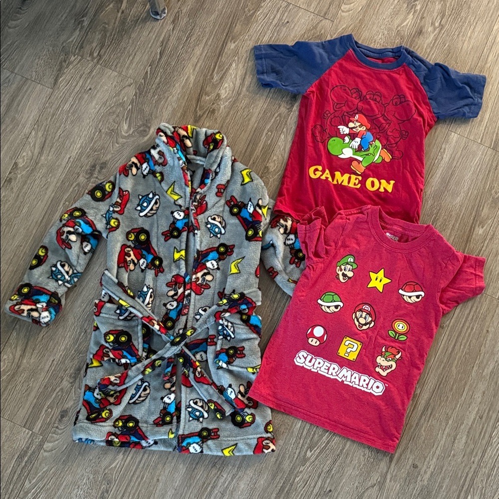 Lot of Super Mario Themed Kids Clothing Set robe and 2 T-shirts sz 6 years